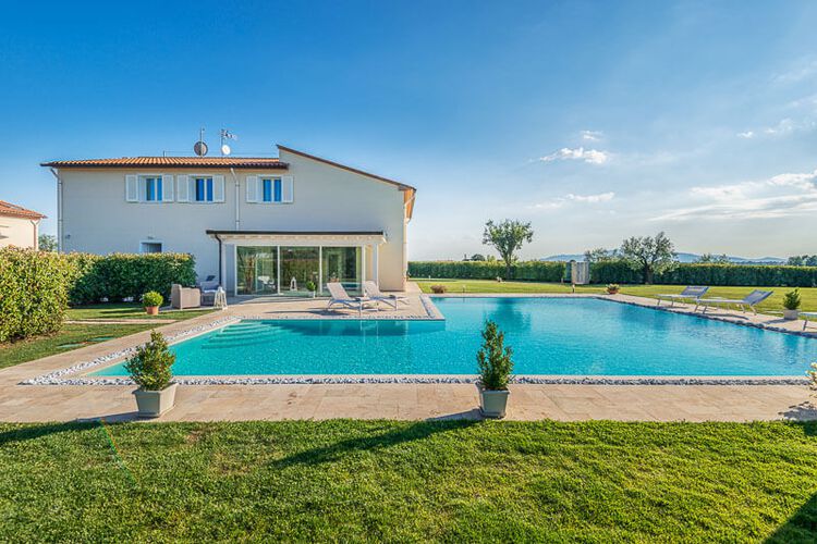 Villa Riunione für 13 Personen in der Toskana zwischen Florenz und Lucca mit Outdoor- und Indoor Pool