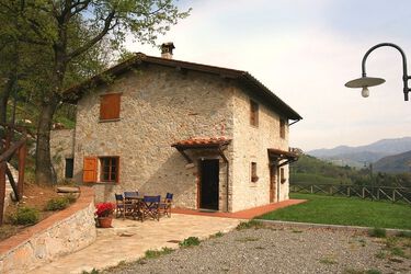 Villa Panoramica Ferienhaus: zwei Toskana Ferienwohnungen mit Pool bei Lucca