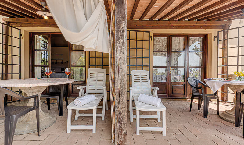 Agriturismo Casale mit Pool am Meer Toskana Ferienwohnung Petirosso Terrasse